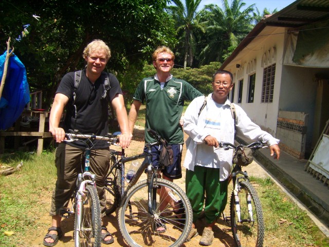 Asia-08-138%20%20Malacca%20the%20cyclists%20and%20the%20guide.jpg